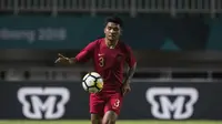 Bek Timnas Indonesia, Asnawi Mangkualam, mengontrol bola saat melawan Thailand pada laga PSSI 88th U-19 di Stadion Pakansari, Jawa Barat, Minggu (23/9/2018). Kedua negara bermain imbang 2-2. (Bola.com/Vitalis Yogi Trisna)