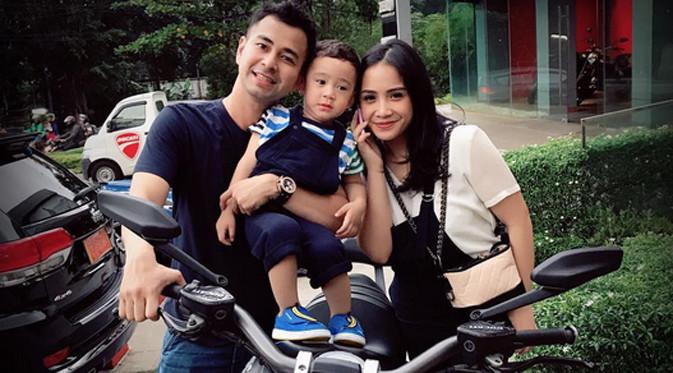 Penyanyi dan pencipta lagu Melly Goeslaw juga mendoakan pasangan ini selalu kuat ketika menghadapi segala cobaan. Itu terlihat dari unggahan foto bertiganya bersama Raffi dan Gigi. (Instagram/raffinagita1717)