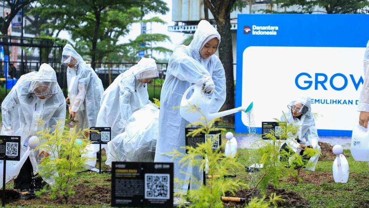 Program BRI Menanam – Grow & Green penanaman dan pemberian 3.000 bibit pohon produktif dan pohon keras di Kiara Artha Park, Bandung