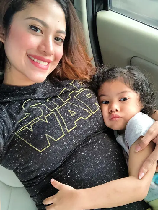"Selamat datang kedunia anak lelakiku, Abraham Zhafir Ganesha." tulis vokalis Nidji itu sambil mengunggah bayi yang masih merah itu melalui akun instagram pada 28 Mei 2018. (Instagram/cynthiariza)