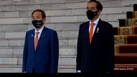 PM Suga bersama dengan Presiden Jokowi mengikuti prosesi upacara penyambutan. (Screenshot Youtube Sekretariat Presiden)