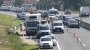 Petugas forensik memeriksa sebuah truk yang berisi sekitar 50 imigran gelap yang tewas di sebuah jalan tol di Austria, dekat perbatasan Hongaria, Kamis (27/8/2015). Indikasi awal mereka tewas karena kekurangan oksigen. (REUTERS/Heinz-Peter Bader)