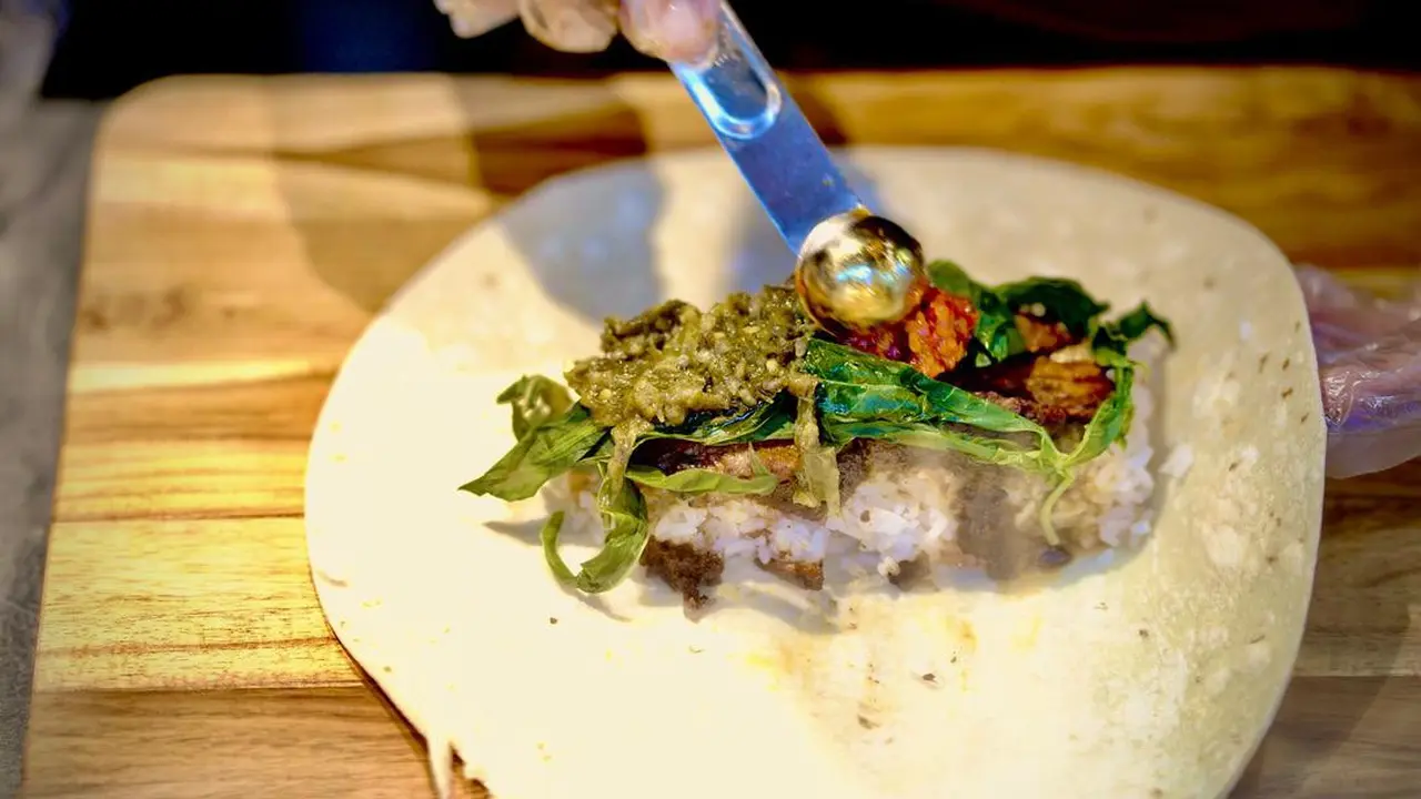 Makan Nasi Padang Rasa Meksiko, Alas Daun Pisang Diganti Kulit Tortilla