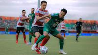 Duel antara Lee Yujun dan Muhammad Hidayat saat Madura United berhadapan dengan Persebaya Surabaya pada laga pekan ke-21 BRI Liga 1 2022/2023, Minggu (29/1/2023). Persebaya menang 2-0 dalam laga di Stadion Gelora Ratu Pamelingan, Pamekasan. (Dok. Persebaya)