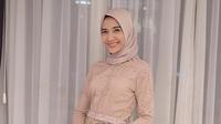 Tak hanya tampil kasual dan glamor, Zaskia juga cukup sering terlihat memakai kebaya seperti ini. Paras cantiknya sudah tak bisa mengalihkan pandangan suaminya. (Instagram/zaskiasungkar15)