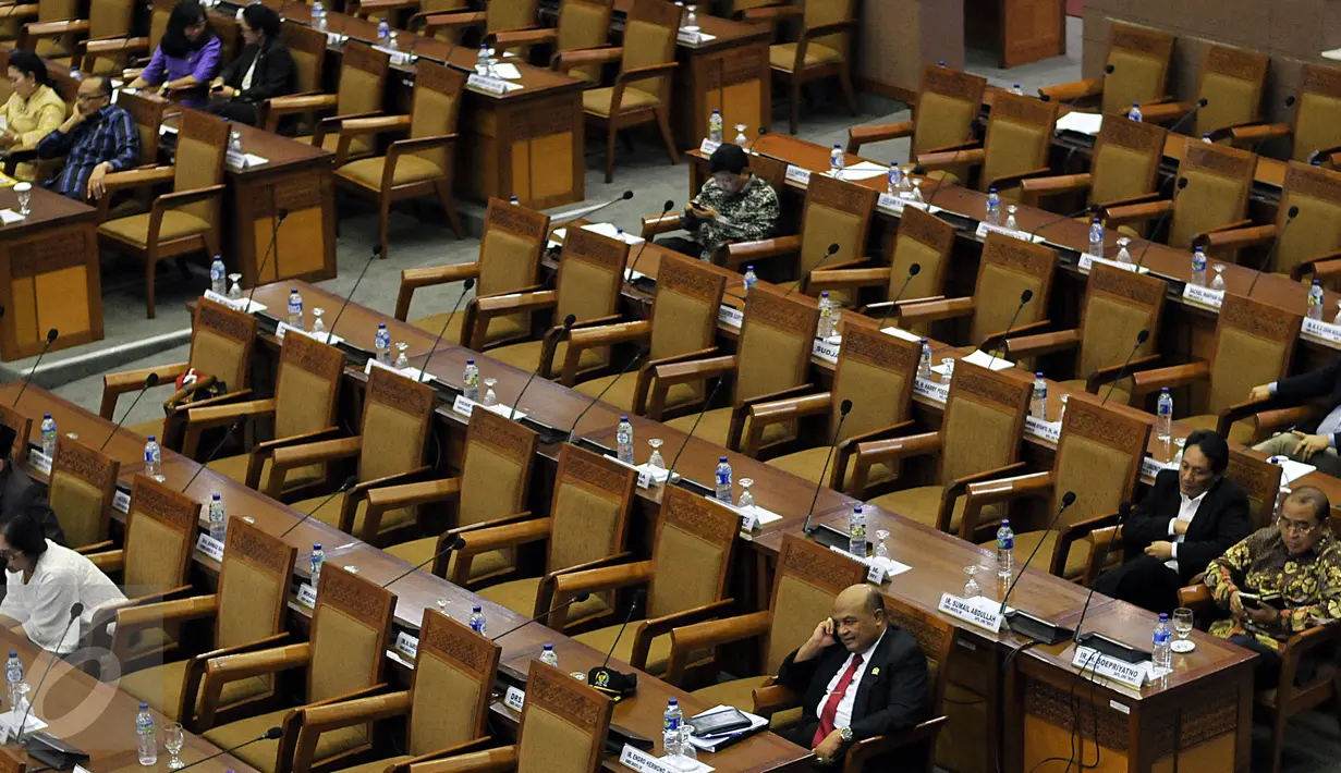 Suasana Sidang Paripurna ke-17 Masa Persidangan III tahun 2014-2019, Jakarta, Selasa (26/1/2016). Pada sidang tersebut sejumlah bangku terlihat kosong. (Liputan6.com/Johan Tallo) 