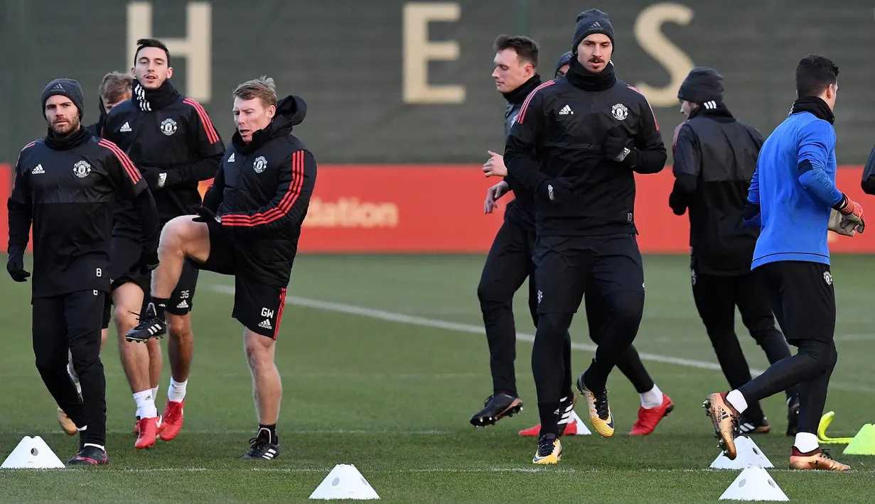 Striker Manchester United, Zlatan Ibrahimovic, mengikiuti sesi latihan jelang laga Liga Champions di Manchester, Senin (4/12/2017). Manchester United akan berhadapan dengan CSKA Moscow. (AFP/Paul Ellis)