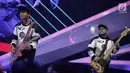 Gaya panggung personel NEV+ saat berkolaborasi dengan Sheryl Sheinafia dan Rizky Febian dalam acara SCTV Music Award 2018 di Studio 6 Emtek, Jakarta, Jumat (27/4). (Liputan6.com/Faizal Fanani)
