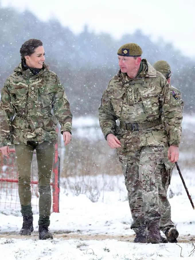 Kate Middleton Tampil Maco dalam Balutan Seragam Militer yang Bersiap Latihan