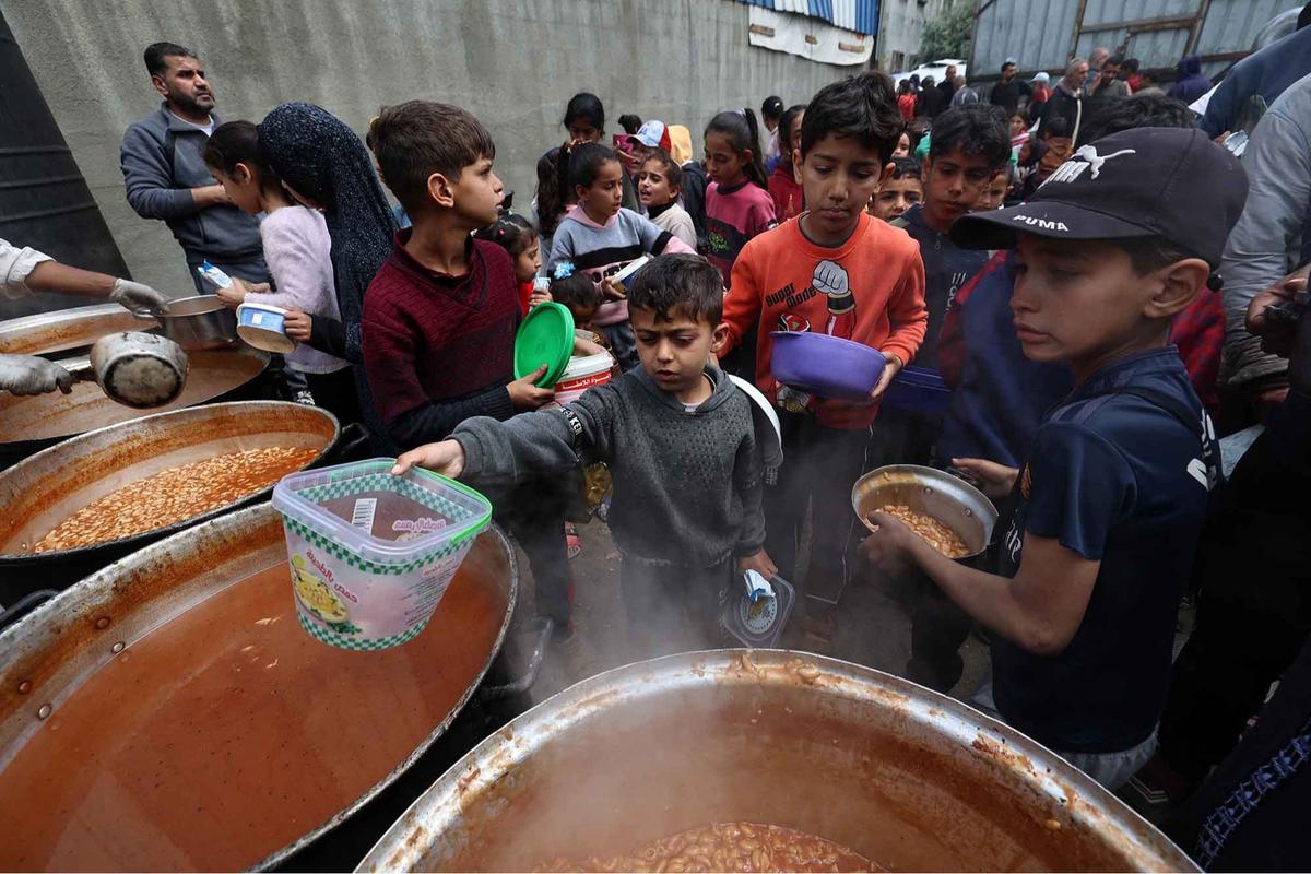 FOTO: Pilu! Ratusan Anak Gaza Kelaparan Mengantri Makanan