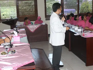 Citizen6, Kendal: Seminar ini berguna untuk meningkatkan kesadaran akan manfaat dari program Keluarga Berencana yang dicanangkan oleh pemerintah sebagai pembicara adalah Dokter Indra Adi Susianto M. (Pengirim: Aryo Widiyanto)