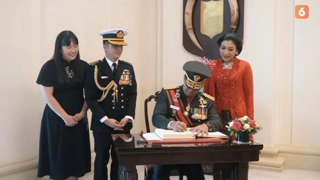Jenderal Purnawirawan Andika Perkasa diberi pengharagaan oleh Presiden Singapura (Liputan6.com/Istimewa)