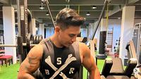 Justyn Vicky acap kali membagikan edukasi soal kebugaran dan olahraga di gym lewat unggahan di akun Instagram-nya, @justynvickybali_island. Foto: @justynvickybali_island.