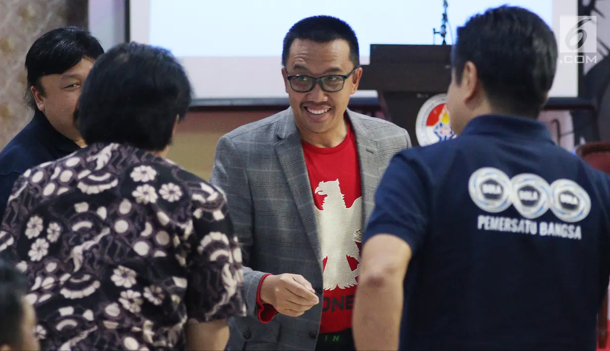 Menpora Imam Nahrawi (tengah) saat Silaturahmi Suporter Sepak Bola 2018 di Kantor Kemenpora, Jakarta, Senin (1/10). Acara tersebut dilakukan untuk membahas perdamaian antarsuporter sepak bola di Indonesia. (Liputan6.com/Johan Tallo)