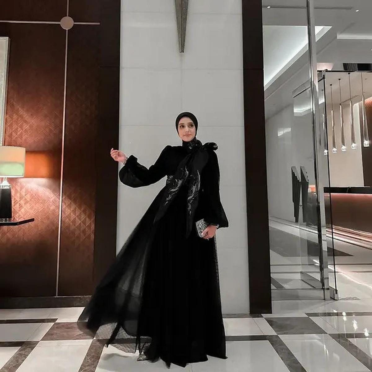 Tampil Memikat dengan Nuansa Hitam, 6 Gaya Outfit Kondangan yang sedang Hit pada 2025