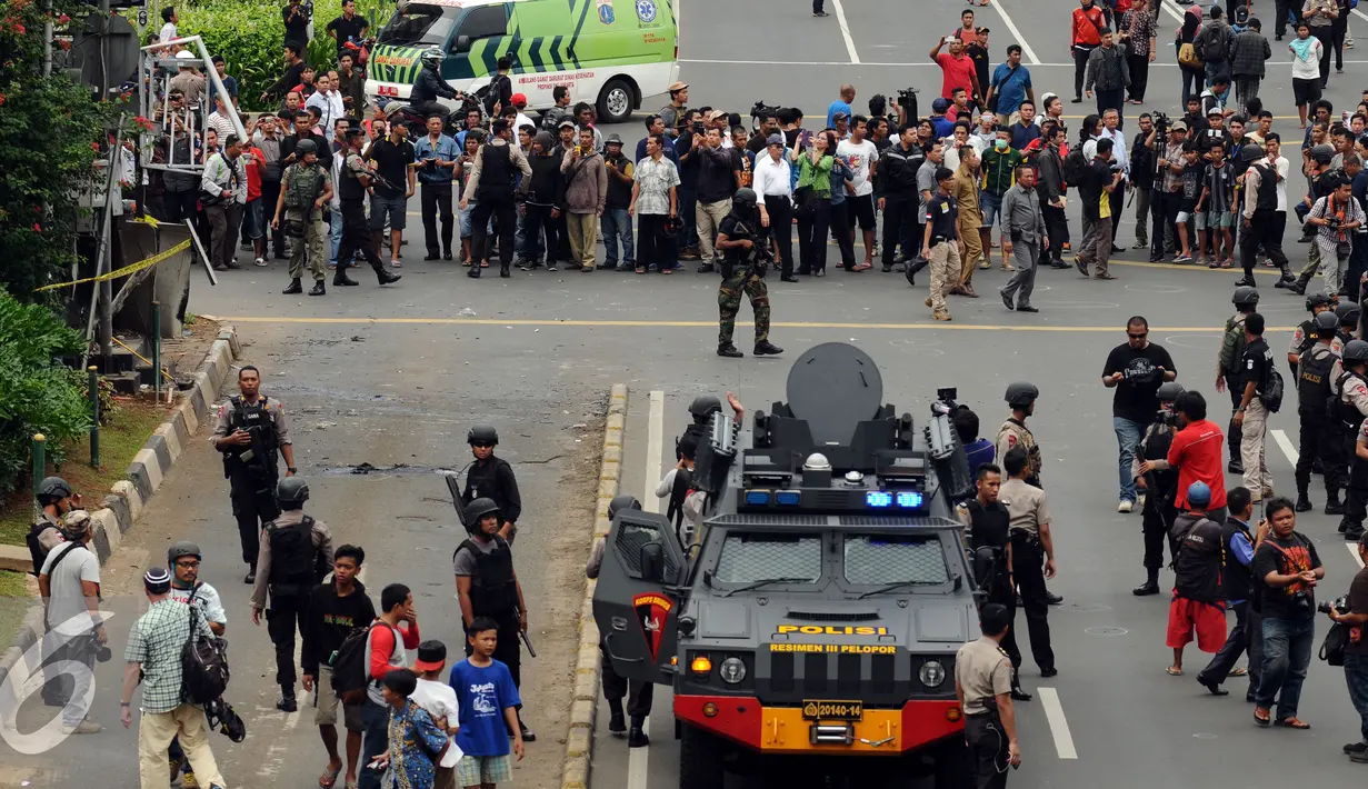 Petugas Gegana Polri melakukan penjagaan di sekitar pos polisi di perempatan Sarinah Jl MH Thamrin, Jakarta, Kamis (14/1/2016). Pasca ledakan, aparat Gegana langsung melokalisir tempat kejadian perkara (TKP). (Liputan6.com/Helmi Fithriansyah)
