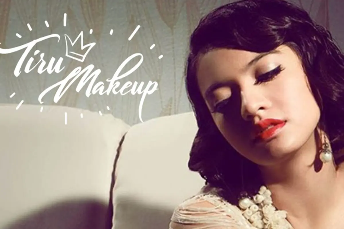 Tiru Makeup: Wajah Cerah Memesona dengan Lipstik Merah ala Raline Syah