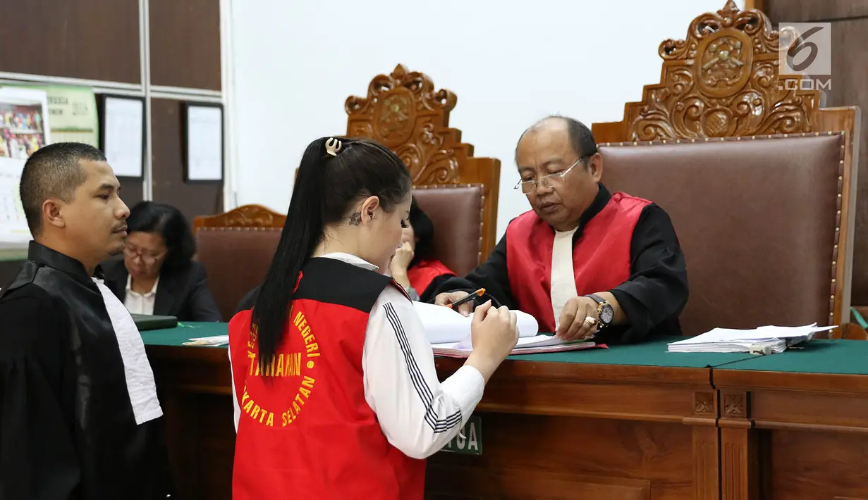Aktris Jennifer Dunn saat sidang lanjutan kasus narkoba di PN Jakarta Selatan, Senin (14/5). Jennifer terjerat Pasal 114 Ayat 1 subsider Pasal 112 Ayat 1 jo Pasal 132 Ayat 1, dan Pasal 127 Ayat 1 UU RI No 35 Tahun 2009. (Liputan6.com/Immanuel Antonius)