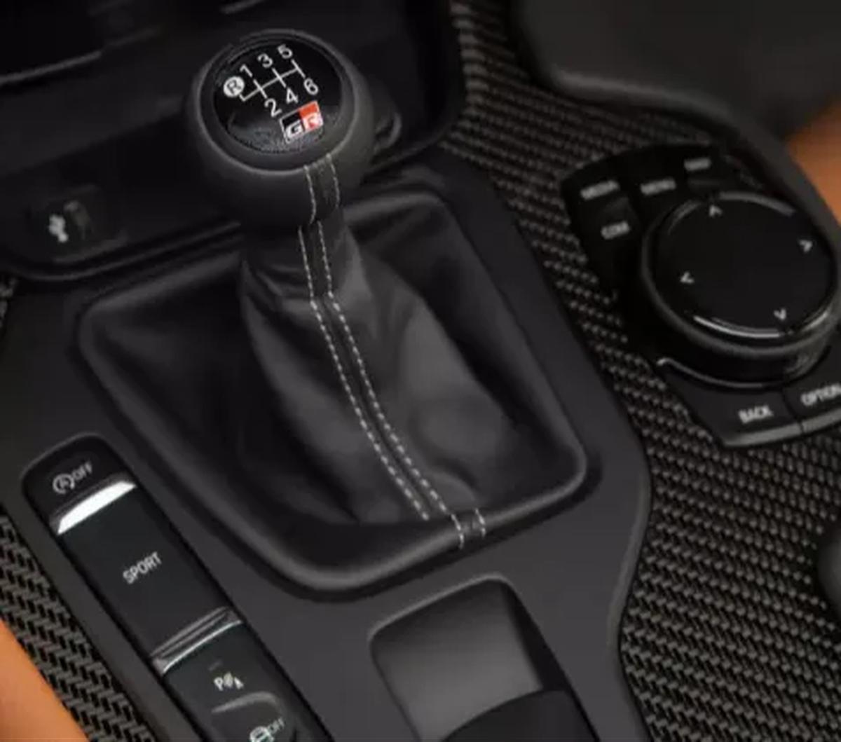 5. Kopling Habis <br><br>Pada mobil transmisi manual, kopling habis menyebabkan slip. Akibatnya mesin digas lebih untuk memutar ban. Mesin pun bekerja ekstra.