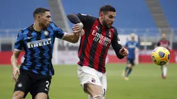 Bek AC Milan, Theo Hernandez (kanan) menguasai bola dibayangi bek Inter Milan, Achraf Hakimi dalam laga lanjutan Liga Italia 2020/21 pekan ke-23 di San Siro Stadium, Minggu (21/2/2021). AC Milan kalah 0-3 dari Inter Milan. (AP/Antonio Calanni)