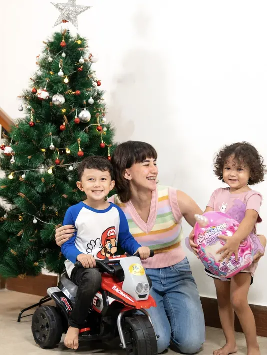 Ia memiliki gaya kasual yang khas. Paduan atasan rajut dan demin memberikan kesan simple penuh gaya.  [foto: Instagram/ Dahlia Poland]