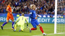 Antoine Griezmann membuka keunggulan bagi Prancis pada menit ke-14 saat mengecoh kiper Belanda pada kualifikasi Piala Dunia 2018 Grup A di Stade de France stadium, Saint-Denis, (31/8/2017). Prancis menang 4-0. (AP Photo/Francois Mori)
