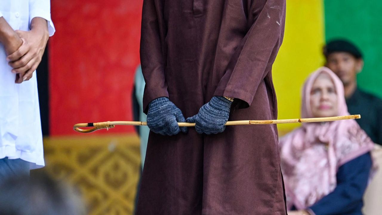 FOTO: Enam Pelanggar Qanun Jalani Hukuman Cambuk di Banda Aceh