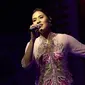 Penampilan penyanyi Raisa saat ajang pemilihan Abang None Jakarta 2017 di kawasan Letjen S. Parman, Jakarta, Jumat (15/07). Acara ini merupakan sebuah momen di mana para finalis menunjukkan bakat yang mereka miliki. (Liputan6.com/Herman Zakharia)