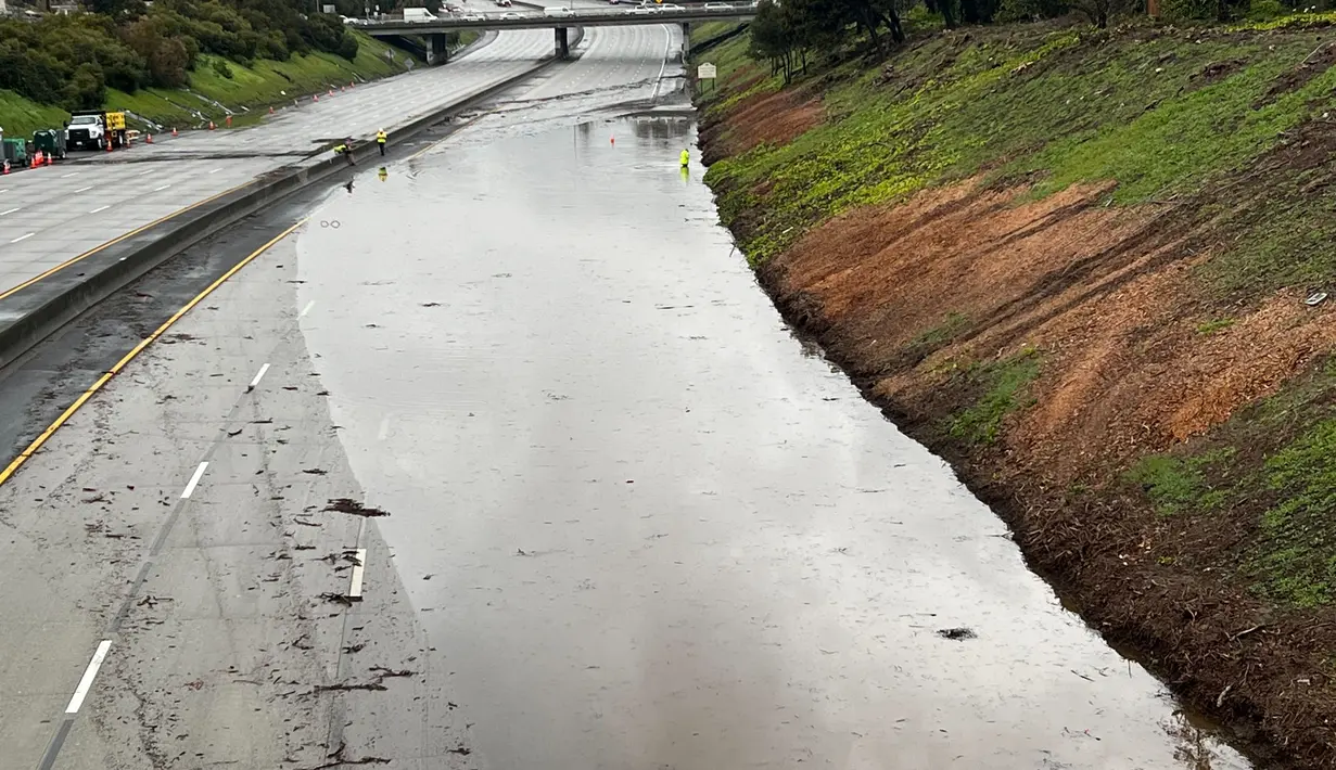 470 / 5,000
Translation results
Translation result
Pekerja Caltrans membersihkan saluran badai di Interstate 580 arah timur di Oakland, California, pada Jumat, 10 Maret 2023. Jalan bebas hambatan antara High Street dan 35th Avenue ditutup karena banjir. Lebih dari 9.000 penduduk California berada di bawah perintah evakuasi pada hari Jumat karena sungai atmosfer baru membawa hujan lebat, badai petir dan angin kencang, sungai dan anak sungai membengkak dan membanjiri beberapa jalan raya utama selama perjalanan pagi.  (Jane Tyska/Bay Area News Group via AP)