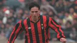 1. Marco Van Basten (AC Milan), striker asal Belanda ini merupakan andalan Rossoneri pada tahun 1990-1995. Sayang mantan bomber Ajax ini cedera yang membuatnya pensiun dini. (AFP/Toshifumi Kitamura)