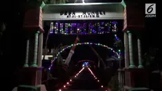 Warga Lamongan Jawa Timur, Kamis malam, menyalakan ribuan lampu tempel dan obor sebagai bentuk peringatan malam hari kemerdekaan Republik Indonesia ke 73.
