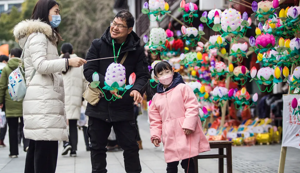 Orang-orang berbelanja lentera menjelang Festival Lampion, yang jatuh pada 15 Februari tahun ini - hari ke-15 Tahun Baru Imlek - di Nanjing di provinsi Jiangsu timur China pada 10 Februari 2022. Festival Lampion merupakan puncak sekaligus penutup dari perayaan Tahun Baru Imlek. (STR / AFP)