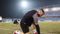 Bek Timnas Indonesia, Jordi Amat memegang permukaan Stadion Nasional My Dinh, Hanoi. (Twitter PSSI).