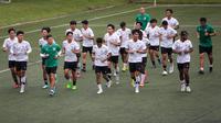 Pemain Timnas Indonesia U-20 melakukan berlari mengelilingi palangan saat latihan terbuka untuk Piala Asia U-20 2023 di Lapangan C, Kompleks Stadion Utama Gelora Bung Karno (SUGBK), Jakarta, Rabu (08/02/2023). Ajang ini akan berlangsung pada 1 Maret 2023 mendatang. (Bola.com/Bagaskara Lazuardi)