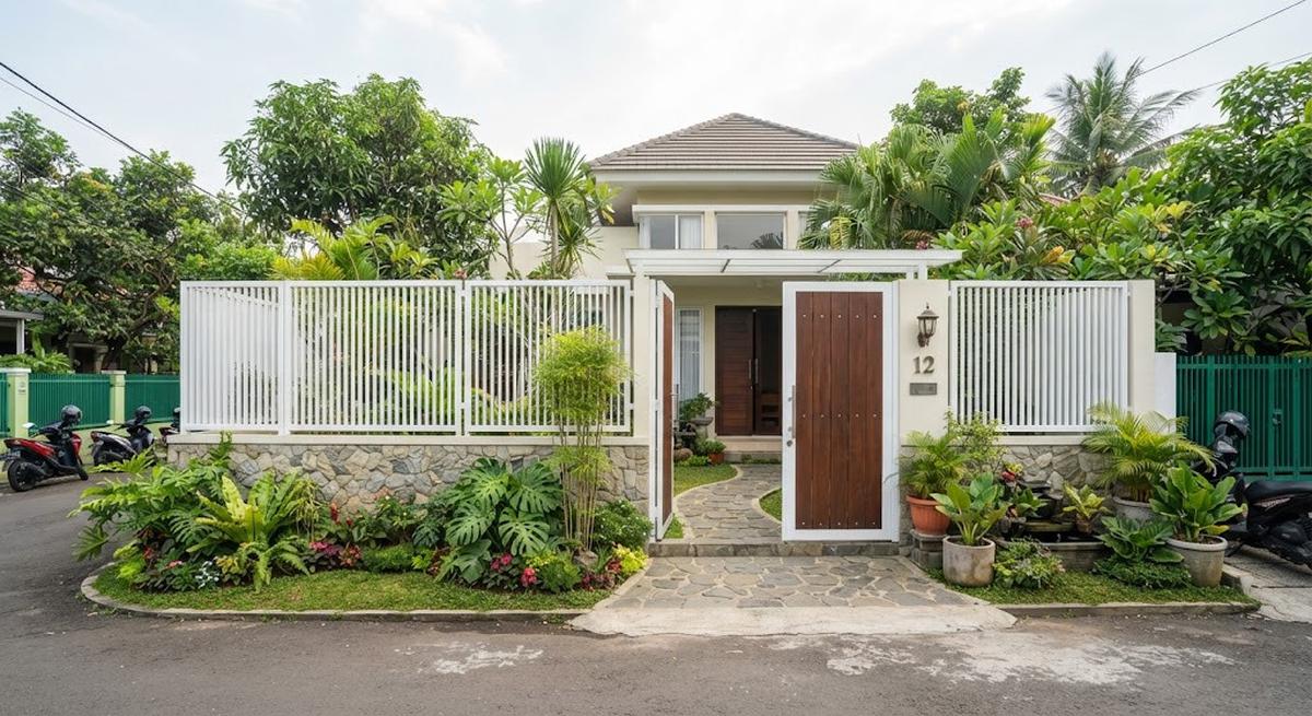Warna cat pagar yang bikin rumah terasa sejuk dan bisa redam amarah ketika pulang model putih