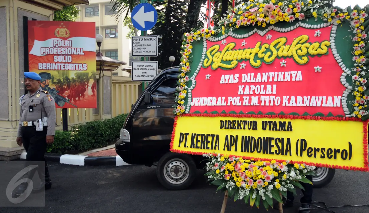 Petugas piket mengecek karangan bunga ucapan selamat atas dilantiknya Komjen Pol Tito Karnavian, Mabes Polri, Jakarta, Rabu (13/7). Tito Karnavian akan dilantik menjadi Kapolri di Istana Negara oleh Presiden Jokowi. (Liputan6.com/Helmi Fithriansyah)