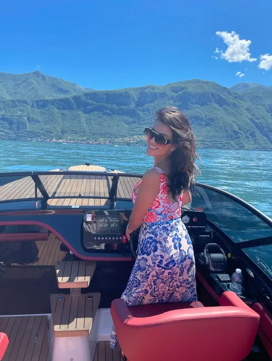Liburan ke Danau Como, tentu kurang rasanya bila tidak menikmatinya dengan naik kapal. Danau yang di kelilingi oleh pegunungan ini terlihat semakin keren bila disaksikan di tengah-tengah danau sambil naik kapal. Sambil menikmati hembusan angin di atas kapal, Farah Quinn pun mengabadikan momen indah ini di media sosial Instagramnya. (Liputan6.com/IG/@farahquinnofficial)