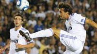 Gelandang Real Madrid Pedro Leon (kanan) berupaya mengejar bola di laga persahabatan melawan LA Galaxy di Rose Bowl, Pasadena, California, 7 Agustus 2010. Madrid unggul 3-2. AFP PHOTO / Mark RALSTON 