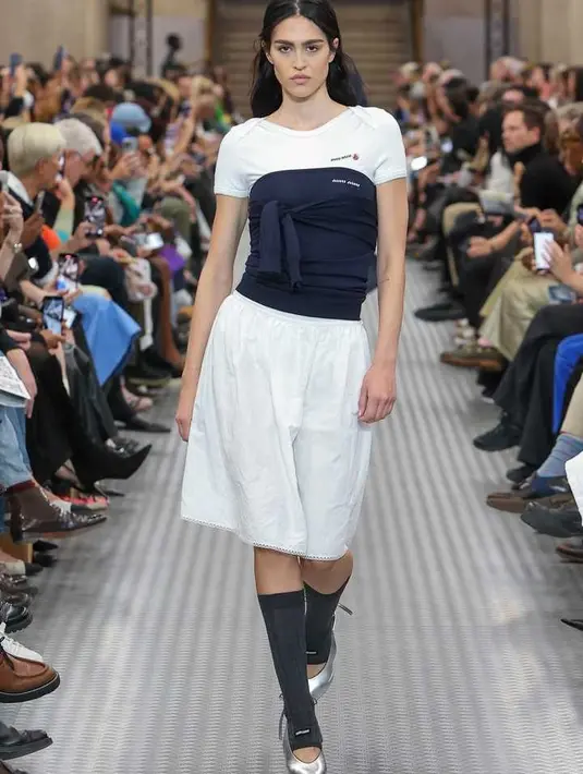 Untuk membuat segalanya menjadi lebih baik, Miuccia mengirimkan sejumlah bintang untuk tampil di peragaan busana. Menariknya, bintang-bintang tersebut berasal dari generasi berbeda.