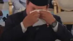 Tangis haru Presiden Prabowo Subianto pecah saat menyaksikan akad nikah Sekretaris Pribadinya, Agung Surahman, dengan Aulia Mahardiana Warsitoarti di TMII, Jakarta, Minggu (18/1/2026). Prabowo menjadi saksi mempelai pria, sementara Presiden ke-7 RI Joko Widodo menjadi saksi mempelai perempuan. Pr...