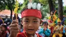 Wajah close up seorang murid TK Sekolah Alternatif untuk Anak Jalanan (SAAJA) saat mengenakan pakaian adat di kawasan Kuningan, Jakarta, Selasa (21/4/2015). Kegiatan tersebut dalam rangka memperingati Hari Kartini. (Liputan6.com/Faizal Fanani)