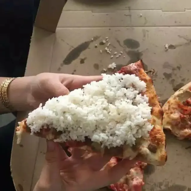 6 Potret Makan Pizza Pakai Nasi Ini Nyeleneh, Orang Indonesia Banget