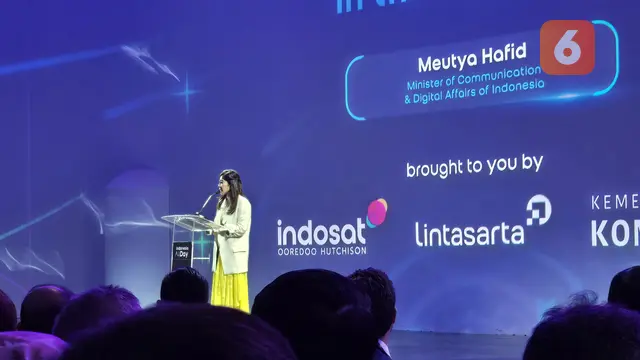 Menkomdigi Meutya Hafid memberikan keynote speech di acara Indonesia AI Day 2024 di Jakarta (14/11/2024). Liputan6.com/Agustin Setyo Wardani