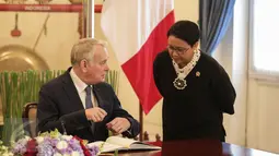 Menlu Prancis Jean-Marc Ayrault menandatangani buku tamu disaksikan Menlu RI Retno Marsudi saat kunjungan bilateral di Kemenlu, Jakarta, Selasa (28/2). Keduanya akan melakukan pertemuan bilateral. (Liputan6.com/Faizal Fanani) (Liputan6.com/Faizal Fanani)