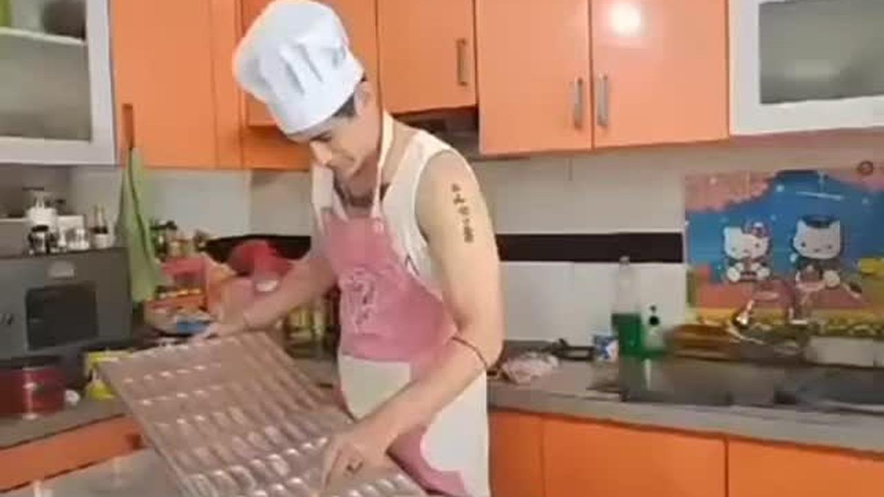 Ganteng dan Gagah, Ternyata Okan Cornelius Juga Jago Bikin Kue - Ini Aksinya saat Buat Lapis Legit