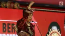 Presiden Joko Widodo mengenakan baju adat Bali memberikan sambutan saat menghadiri Kongres V PDIP di Grand Inna Beach, Sanur, Bali, Kamis (8/8/2019). Kongres V PDIP berlangsung selama tiga hari sejak 8 hingga 10 Agustus mendatang. (Liputan6.com/Johan Tallo)