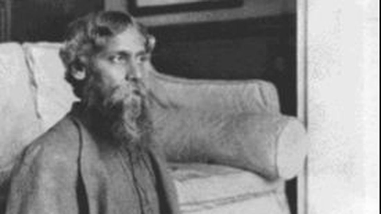 Tagore pun menjawab. Menurutnya, kepribadian manusia yang tak terbatas memahami alam semesta.
