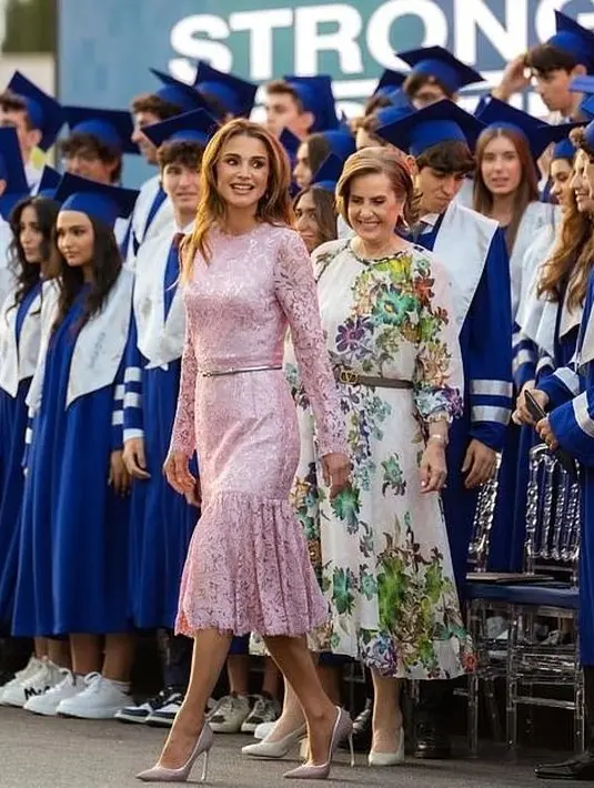 Rambut brunette-nya pun di blow rapi sehingga menampilkan pesona Ratu Rania yang flawless [@hm.queenrania]