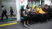 Penumpang menaiki kereta MRT pada hari pertama fase operasi secara komersial (berbayar) di Stasiun MRT Bundaran HI, Jakarta, Senin (1/4). PT MRT Jakarta mulai memberlakukan fase operasi secara komersial (berbayar) dengan potongan harga 50 persen selama April 2019. (Liputan6.com/Johan Tallo)
