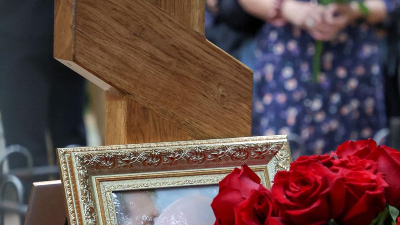 Otoritas Rusia mengonfirmasi tewasnya Yevgeny Prigozhin setelah melakukan analisis genetik terhadap 10 jasad dalam kecelakaan pesawat pada 23 Agustus 2023 di dekat Moskow.<br>